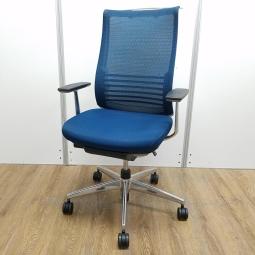 【在庫入替セール】【2脚限定】【前傾から後傾まで様々な姿勢をサポート！ワンランク上の座り心地！】■コクヨ（KOKUYO）製　ベゼル（Bezel）チェア　肘付ハイバック　■固定肘・ランバーサポート・ハンガー付き　■背面メッシュ　■プルシアンブルー×ホワイトシェル【T4】