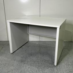 【パネル脚が珍しい！安心の国内メーカーのシンプルなオフィスデスク！】 ■イトーキ（ITOKI）製　CZRシリーズ　平机　引き出し無■パネル脚　■配線口　■ホワイト