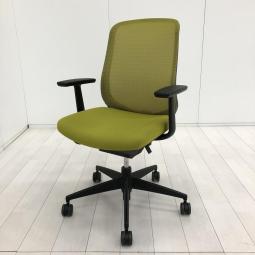 【デザイン性の高いコンパクトなメッシュチェア！】■コクヨ（KOKUYO）シロッコ（Scirocco）チェア　肘付き　ハイバック　■固定肘　■背面メッシュ　■ライトオリーブ×ブラックフレーム