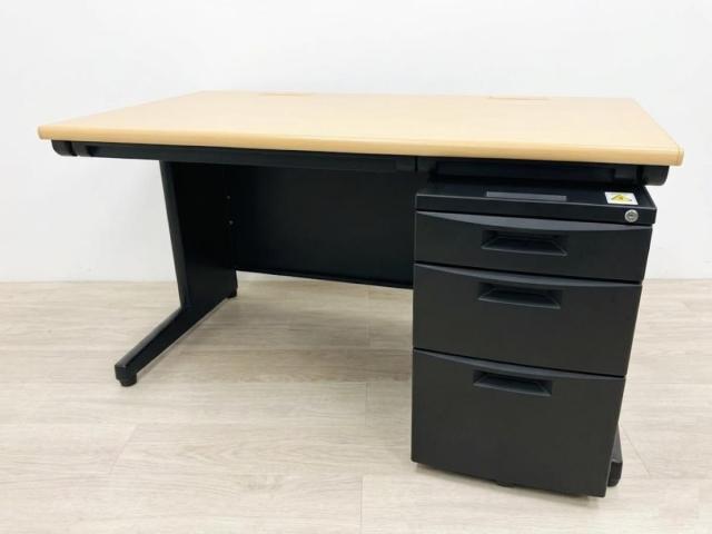 【カギ作成可能！】【スタンダードなデザインで使いやすい！　人気上昇中の木目×ブラックカラーのデスク＋ワゴンセットが入荷！】■イトーキ（ITOKI）製　CZＸシリーズ　平机＋ワゴンセット　引き出し付　W1200×D700㎜　■ナチュラル(木目)×ブラック　※ワゴンは在庫状況によってシリーズが変動致します。