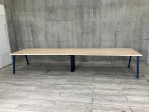 【幅4200㎜！機能性と洗練を追求！上質なデザインの大型テーブル！】■コクヨ(KOKUYO)製　センティア(SENTIR)シリーズ　会議用テーブル　ミーテイングテーブル　W4200×D1050㎜　■配線口あり　■木目調ナチュラル天板/脚：ブルー　※2枚天板のため搬入もしやすい！