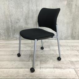 【使わない時は重ねて収納可能！セミナーや打ち合わせに！】■オカムラ(okamura)製　8147シリーズ　スタッキングチェア　ミーティングチェア　クッションタイプ　■キャスター付　■ブラック