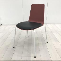 【シンプルなのに、存在感！ミニマルを極めた一脚！】■コクヨ（KOKUYO）製　ミケット（Mycket）スタッキングチェア　ミーティングチェア　■座面パッド付き　■4本脚タイプ　■背:パーシアンレッド×座ブラック