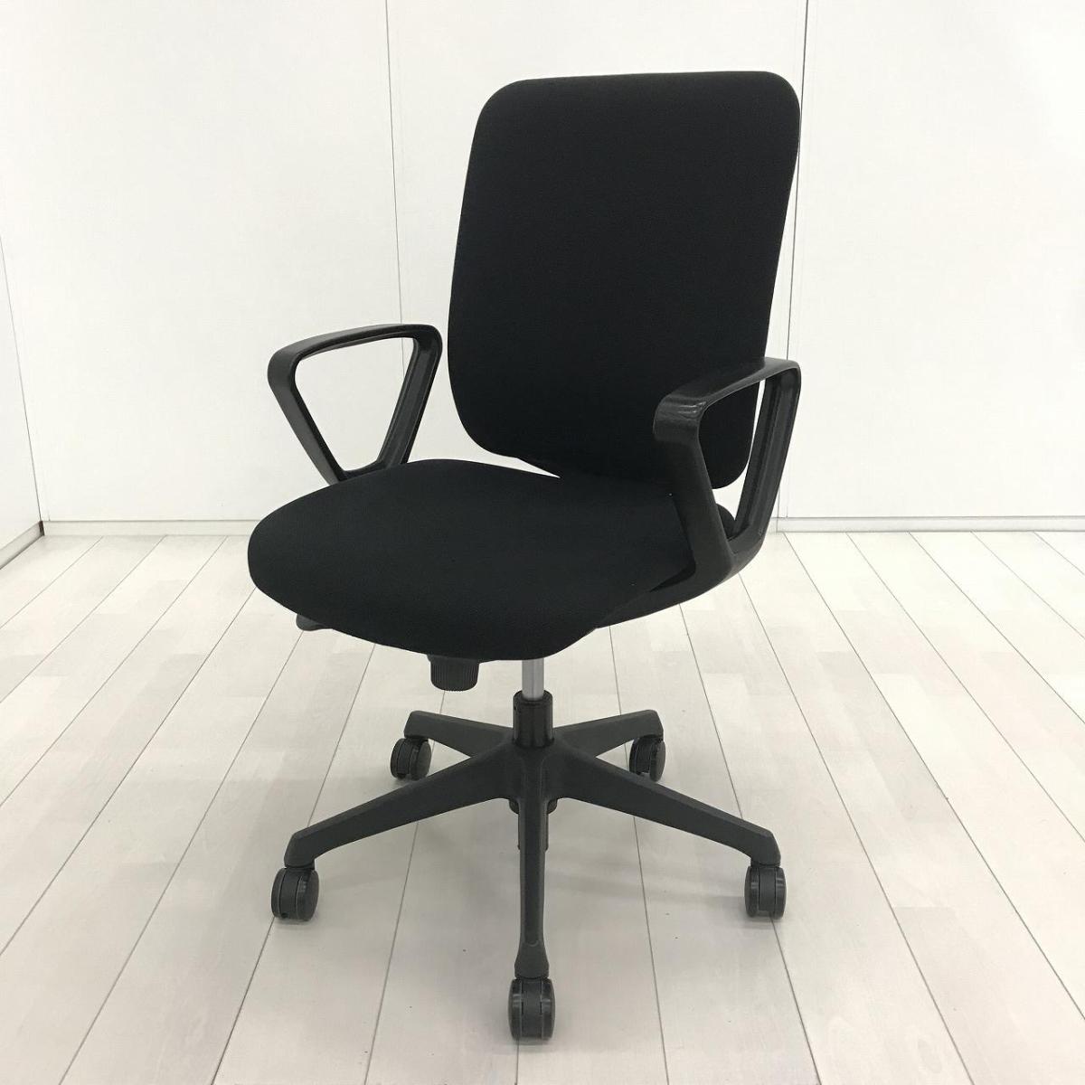 【ふっくらクッションが心地よい！コスパの良いワーキングチェア！】■オカムラ(okamura)製　CG-Rチェア　肘付ハイバック　クッションタイプ　■サークル肘　■ブラック　※キズ・張地穴あき有
                        CG-Rチェア
                                    中古
            