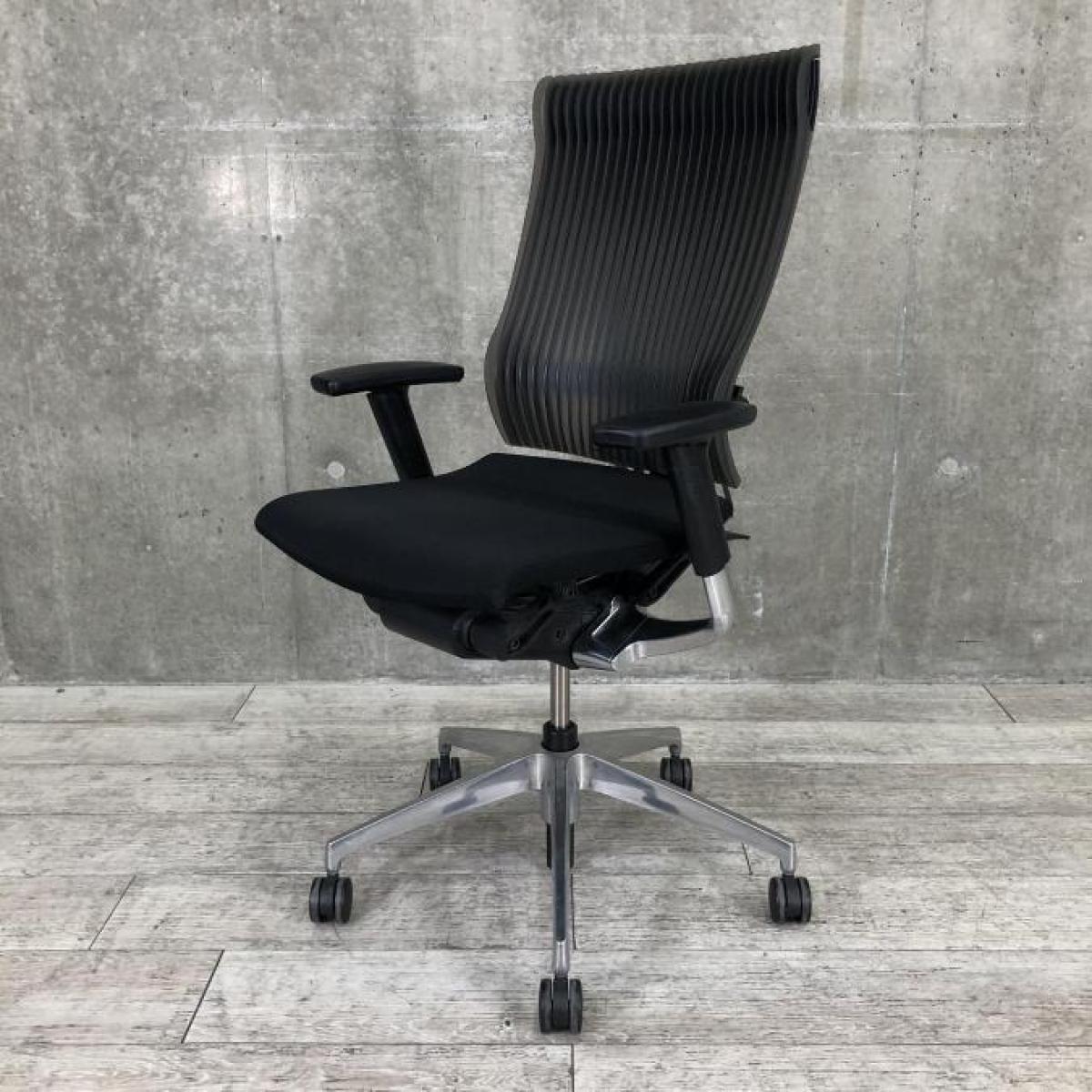 【独創的なフォルムでデザインと快適性の融合を実現！】■イトーキ(ITOKI)製　スピーナ(Spina)チェア　肘付ハイバック　エラストマータイプ　■ブラック　■可動肘
                        スピーナチェア（エラストマー）
                                    中古
            