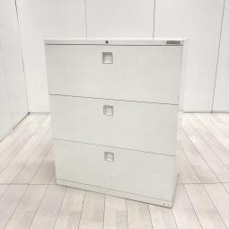 【オフィスの書類をスッキリ整理！取っ手がどの方向からでも開くマルチハンドルが人気の書庫シリーズ！】■オカムラ（okamura）製　レクトライン（Rectline）シリーズ　3段ラテラル　ローキャビネット　■W900×Ｄ450×Ｈ1100mm　■シリンダー錠　■ホワイト　※ 正面キズ・塗装はがれ・穴あき有