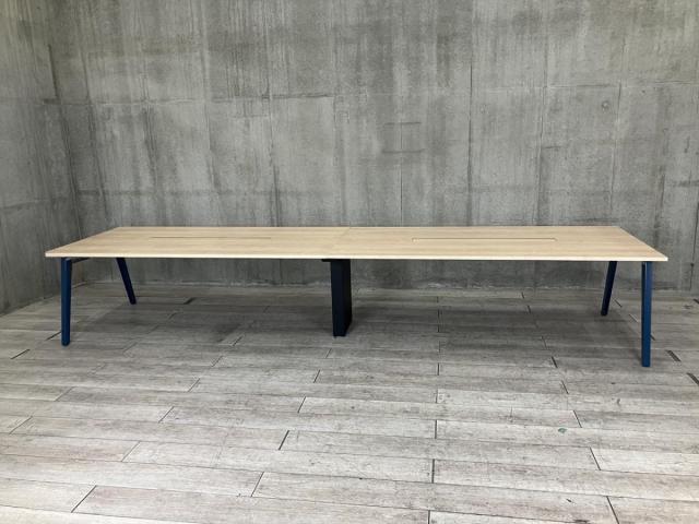 【584362】【幅4200㎜!機能性と洗練を追求!上質なデザインの大型テーブル!】■コクヨ(KOKUYO)製 センティア(SENTIR)シリーズ 会議用テーブル ミーテイングテーブル W4200×D1050㎜ ■配線口あり ■木目調ナチュラル天板/脚:ブルー ※2枚天板のため搬入もしやすい! オフィスバスターズ 水戸サテライト 大子町 北茨城市 高萩市 日立市 常陸太田市 常陸大宮市 那珂市 東海村 ひたちなか市 城里町 水戸市 笠間市 茨城町 大洗町 小美玉市