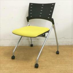 【5脚入荷】イトーキ　マノス　ネスティングチェア　グリーン×ブラック　明るいカラーとシックなブラックの組み合わせ　オフィスバスターズ　神戸店