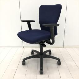 【在庫入替セール品！（本在庫限定価格）】【人間工学に基づいた快適シーティング！ワーキングチェアの定番モデル！】■オカムラ(okamura)製　カロッツァ(Carrozza)チェア　肘付ローバック　■可動肘　■ダークブルー×ブラックシェル【弊社使用欄：A01042235】【HU】