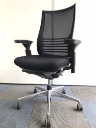 【前傾から後傾まで様々な姿勢をサポート！ワンランク上の座り心地！】■コクヨ（KOKUYO）製　ベゼルチェア（Bezel）　モデレートタイプ　肘付き　ハイバック　背面メッシュ　■可動肘　■ランバーサポート付き　■ブラック