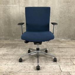 【☆在庫入替お値下げ品！】【包み込まれるような快適な座り心地を実現！】■コクヨ　プントチェア　肘付　ダークブルー　■ワンランク上の快適クッション！最適な圧力で腰にフィットします！【KOKUYO　PUNTO】568714