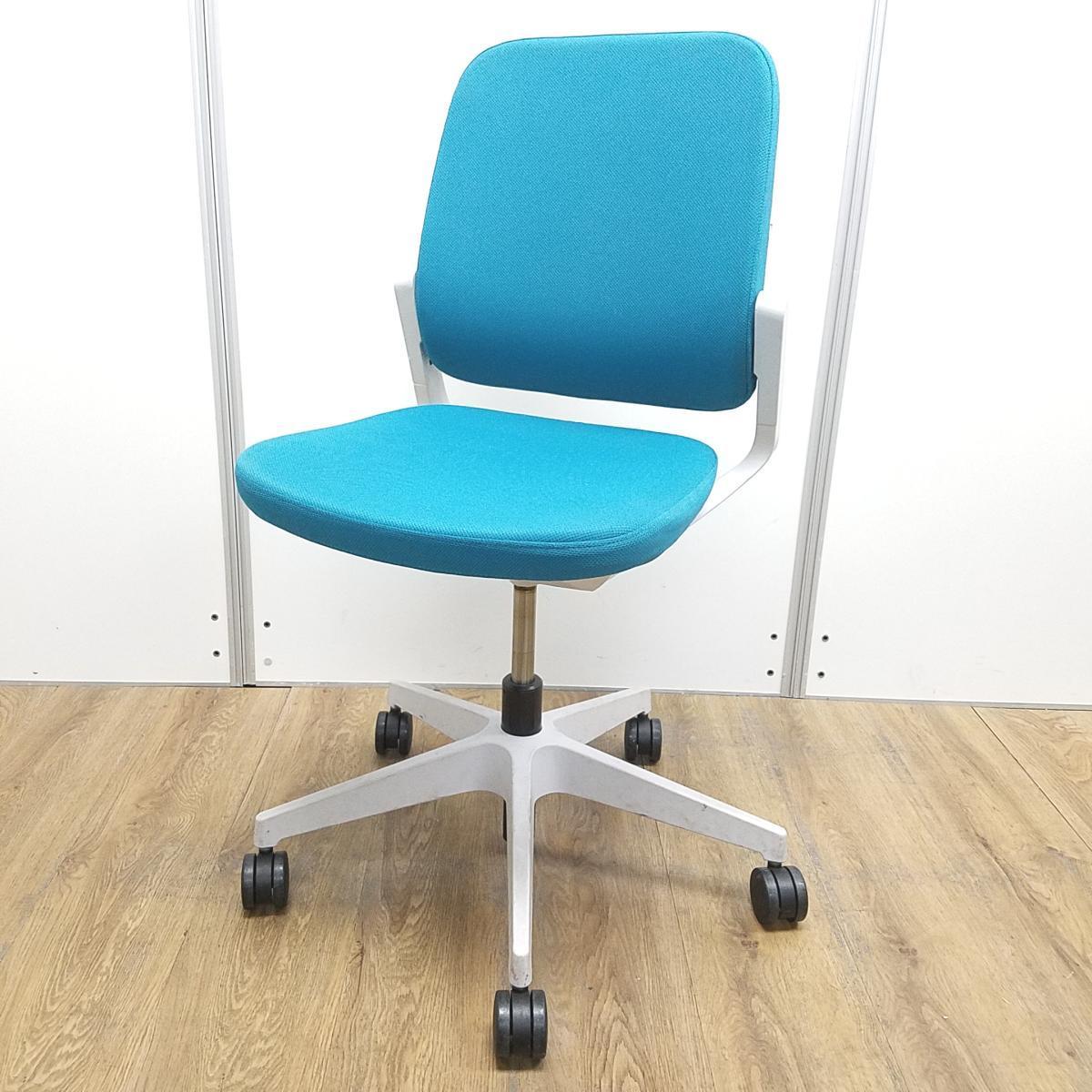 ★【T4】【T1】【商品入替のため、残り3脚限り】【22年度製】イトーキ製　レヴィ（Levi）　ストロングブルー　ホワイトフレーム　肘無し　樹脂脚　様々な空間にフィットするスマートなデザイン！　デスクワークにもミーティングにも！　ローバックチェア　ミーティングチェア！！
                        レヴィ
                                    中古
            