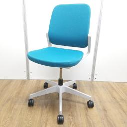 ★【T4】【T1】【商品入替のため、残り3脚限り】【22年度製】イトーキ製　レヴィ（Levi）　ストロングブルー　ホワイトフレーム　肘無し　樹脂脚　様々な空間にフィットするスマートなデザイン！　デスクワークにもミーティングにも！　ローバックチェア　ミーティングチェア！！