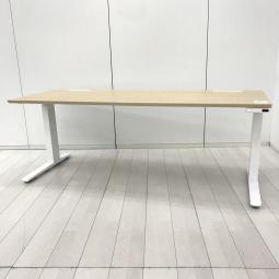 【4/14(火)入荷予定の商品となります！】【電動で高さ調整可能・立ち姿勢を取り入れた新しいワークスタイルへ！】■オカムラ(okamura)製　スイフト(Swift)シリーズ　電動昇降デスク　昇降テーブル　平机　W1750×D675×H650～1250㎜　■配線口付　■天板：木目ナチュラル・脚：ホワイト