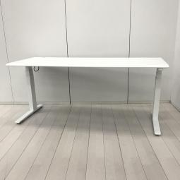 【4/14(火)入荷予定の商品となります！】【電動で高さ調整可能・立ち姿勢を取り入れた新しいワークスタイルへ！】■オカムラ(okamura)製　スイフト(Swift)シリーズ　電動昇降デスク　昇降テーブル　平机　W1750×D675×H760～1750㎜　■配線口付　■ホワイト