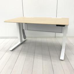 【4/14(火)入荷予定の商品となります！】【電動で高さ調整可能・立ち姿勢を取り入れた新しいワークスタイルへ！】■オカムラ(okamura)製　スイフト(Swift)シリーズ　電動昇降デスク　昇降テーブル　平机　W1150×D700×H650～1250㎜　■配線口・幕板付　■天板：木目ナチュラル・脚：ホワイト