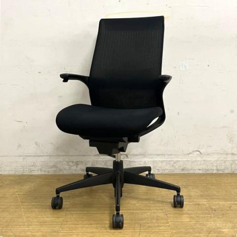 コクヨ　M4　ブラック　クロス：ブラック×シェル：ホワイト　コートハンガー付き　固定肘　新感覚オフィスチェア　※シェル部分に強い日焼けあり