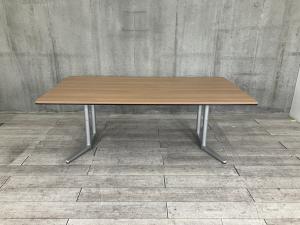 【幅2100㎜の広々テーブル！ワンランク上のカンファレンス空間を演出！】■オカムラ(okamura)製　ラティオⅡ(RATIOⅡ)シリーズ　ミーティングテーブル　会議用　W2100×D1100㎜　■天板：木目ナチュラル/シルバー脚　※Ⅰ枚天板のため搬入経路にご注意くださいませ。