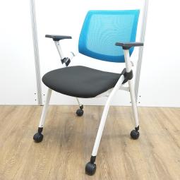 ★【T4】【T1】【商品入替のため、残り5脚限り】【訳あり品：背もたれホツレあり】ニトリ　ブルー　コスパ　背もたれメッシュ　キャスター付　セミナーや会議用にオススメチェア　平行ネスティングで省スペース化！　ネスティングチェア！！※保障対象外品になります。