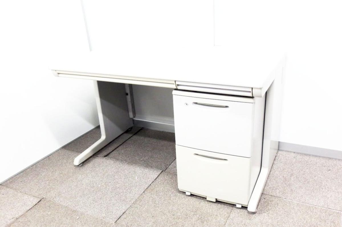 定番サイズのオフィスデスク＋2段ワゴンセットの疑似片袖机！ワゴンが動くのでレイアウト変更時ストレス無し！
■オカムラ/SD-e/ニューグレー　横幅1200㎜タイプ
                        SD-eシリーズ
                                    中古
            