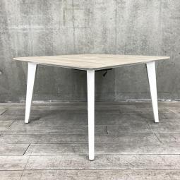 【4/14(火)入荷予定の商品となります！】【カフェのようなオシャレな空間を演出！リフレッシュスペースなどにもお勧め！】■オカムラ(okamura)製　ライブス(Lives)シリーズ　ミーティングテーブル　W1200㎜　■電源タップ付き　■天板：木目ナチュラル/4本脚：ホワイト