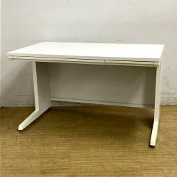 人気オフィスデスク　オカムラ　アドバンス　平机　センター引き出し付きで収納も可能　ホワイト天板　W1200の使いやすい定番サイズ　※樹脂部分に日焼けあり