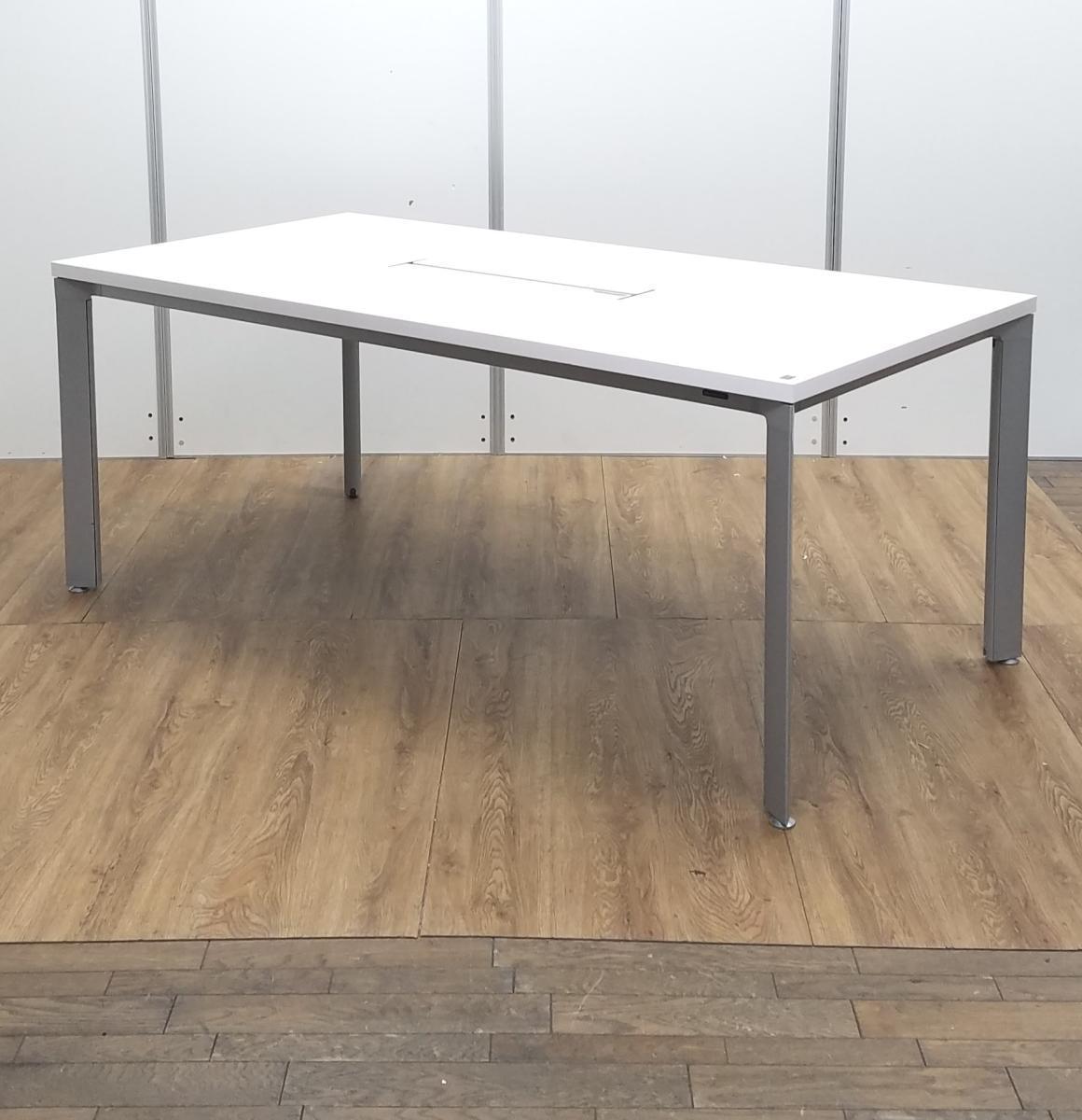 ★オカムラ製　EX-F300　ホワイト　W1800xD900xH720サイズ　4本脚　配線孔あり　ちょっとした打ち合わせや作業にもオススメの会議テーブル！　ミーティングテーブル！！
                        EX-F300
                                    中古
            