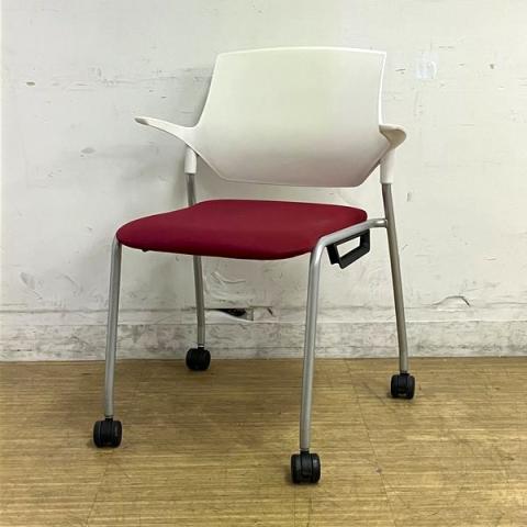 イトーキ　ステンザ　スタッキングチェア　座：ラズベリーレッド　背：ホワイトグレーシェル　キャスター付き　ちょっとした肘が便利な使い心地
