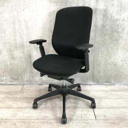 【在庫入替セール！】【オカムラ製品で最も人気を集める高機能チェア！】■オカムラ（okamura）製　シルフィ（Sylphy）チェア　肘付き　ハイバック　ファブリックタイプ　■可動肘　■ブラック【A01042561】