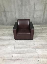 【応接室やミーティング室にピッタリな1人用ソファ！】■オカムラ（okamura）　1人用ソファ　■ビニールレザー　■色：ブラウン　■肘：木製【ABW商材】【関東倉庫在庫品】【弊社使用欄：A01043234】