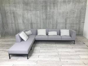 【シャープさと風合いを兼ね備えたソファー！2重構造の座クッションがラウンジらしい柔らかい座り心地！】■コクヨ（KOKUYO）製　コレッソ（Collesso）　コーナーソファー　ラウンジソファ　4~5人用　■W2800×D2100㎜　■クッション付き　■グレー×ブラック脚 【ABW商材】【関東倉庫在庫品】【弊社使用欄：A01046684】