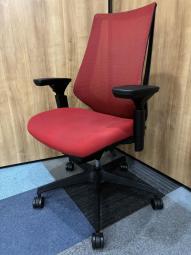 【様々な体系や姿勢にも柔軟にフィット！座り心地抜群の肘付きハイバックチェア！】■コクヨ(KOKUYO)製　デュオラ(Duora)チェア　肘付ハイバック　背面メッシュ　■可動肘　■レッド　ブラック【AD】