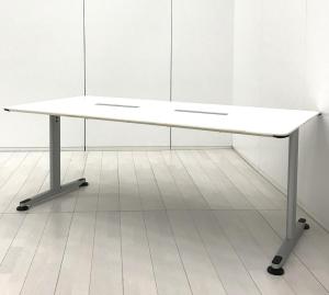 配線付で電源も確保！ホワイトのシンプルなミーティングテーブル！4～6人での会議におすすめです！
■コクヨ/アリーナ/ホワイト　W1800/D900