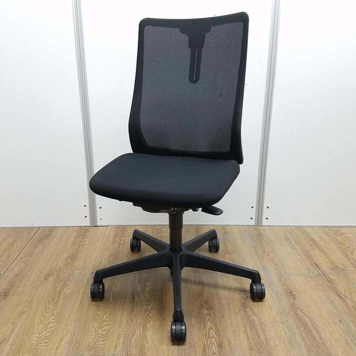 【商品入替のため、残り1脚限り】オカムラ製　フルーエントシリーズ　人気のブラックカラー　アジャストアーム　コートハンガー　メッシュ　肘無しハイバックチェア！！
                        フルーエントチェア
                                    中古
            