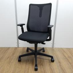 オカムラ製　フルーエントシリーズ　人気のブラックカラー　アジャストアーム※可動肘　コートハンガー　メッシュ　肘付きハイバックチェア！！