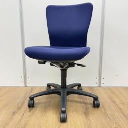 ★【T4】【商品入替のため、残り4脚限り】オカムラ製　カロッツァ（Carrozza）　ダークブルー　ブラックフレーム　肘無し　ローバック　オフィスの王道チェアが入荷！　分厚いクッションとシンプルで使いやすい操作性！　肘無しローバックチェア！！