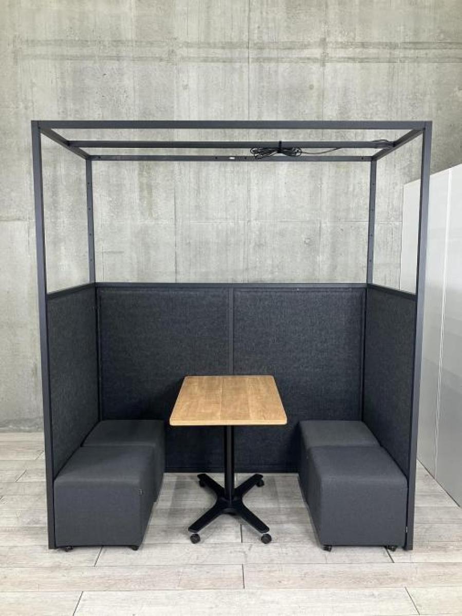 【在庫入替セール品】【空間を区切ってちょっとしたミーティングや休憩室として！】■イトーキ (ITOKI)　ハックス (HAX)　4人用ブース　パーティション　フレーム家具　■天中央ビーム付き　テーブル・スツール付き　■ブラック 【弊社使用欄：A00980643】　ABW【T9】
                        その他シリーズ
                                    中古
            