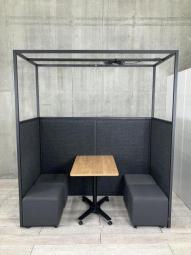 【在庫入替セール品】【空間を区切ってちょっとしたミーティングや休憩室として！】■イトーキ (ITOKI)　ハックス (HAX)　4人用ブース　パーティション　フレーム家具　■天中央ビーム付き　テーブル・スツール付き　■ブラック 【弊社使用欄：A00980643】　ABW【T9】