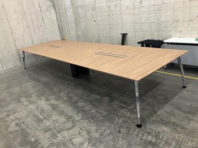 【在庫入替セール品】【フリーアドレス可】【「彩美」にして「細美」デザイン性抜群のスタイリッシュなミーティングテーブルが入荷！】■コクヨ(KOKUYO)製　サイビ(SAIBI)シリーズ　ミーティングテーブル　角テーブル　会議用　W4800㎜　■配線口　■天板：木目ナチュラル/4本脚：アルミポリッシュ