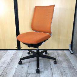 【在庫セール品】【T4】■コクヨ（KOKUYO）製　ミトラ（Mitra）チェア　肘無ローバック　背面メッシュ　■タンジェリンオレンジ × ホワイトシェル【快適な座り心地と充実機能！　テレワークにも最適！】