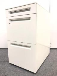 【在庫セール品・1台限定】【T4】■オカムラ製　アドバンスシリーズ　3段ワゴン　フリアドワゴン　H680mm　■シリンダー錠　■ホワイト【A4ファイルが沢山収納可能な3段ワゴン！フリーアドレスに合わせて設置がオススメ！】