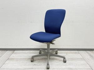【関西倉庫在庫品】清潔感ある白×ブルーの快適オフィスチェア ！　オカムラ/スラート/ブルー　【弊社使用欄：A01070565】