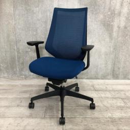 ★【T4】【商品入替のため、残り8脚限り】コクヨ製　デュオラ　プルシアンブルー　肘付き　ハイバック　背面メッシュ　デザインアーム※固定肘　二重フレーム構造がもたらすしなやかで美しい背もたれ機能！　簡易操作で自分に合った姿勢をサポート！　肘付きハイバックチェア！！