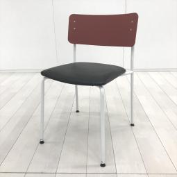 シンプルだから、どんな空間にもちょうどいい！/オススメ(おすすめ) /人気商品【弊社使用欄：A01070120】■コクヨ（KOKUYO）製　プロッカ（Plocka）チェア　スタッキングチェア　肘無　■背:パーシアンレッド/座:ブラック