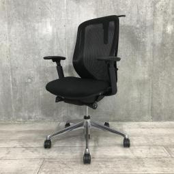 【前傾チルト機能付き】【オカムラ製品で最も人気を集める高機能メッシュチェア！】■オカムラ(okamura)製　シルフィ(Sylphy)チェア　肘付き　ハイバック　背面メッシュ　■可動肘・ハンガー付　■ブラック