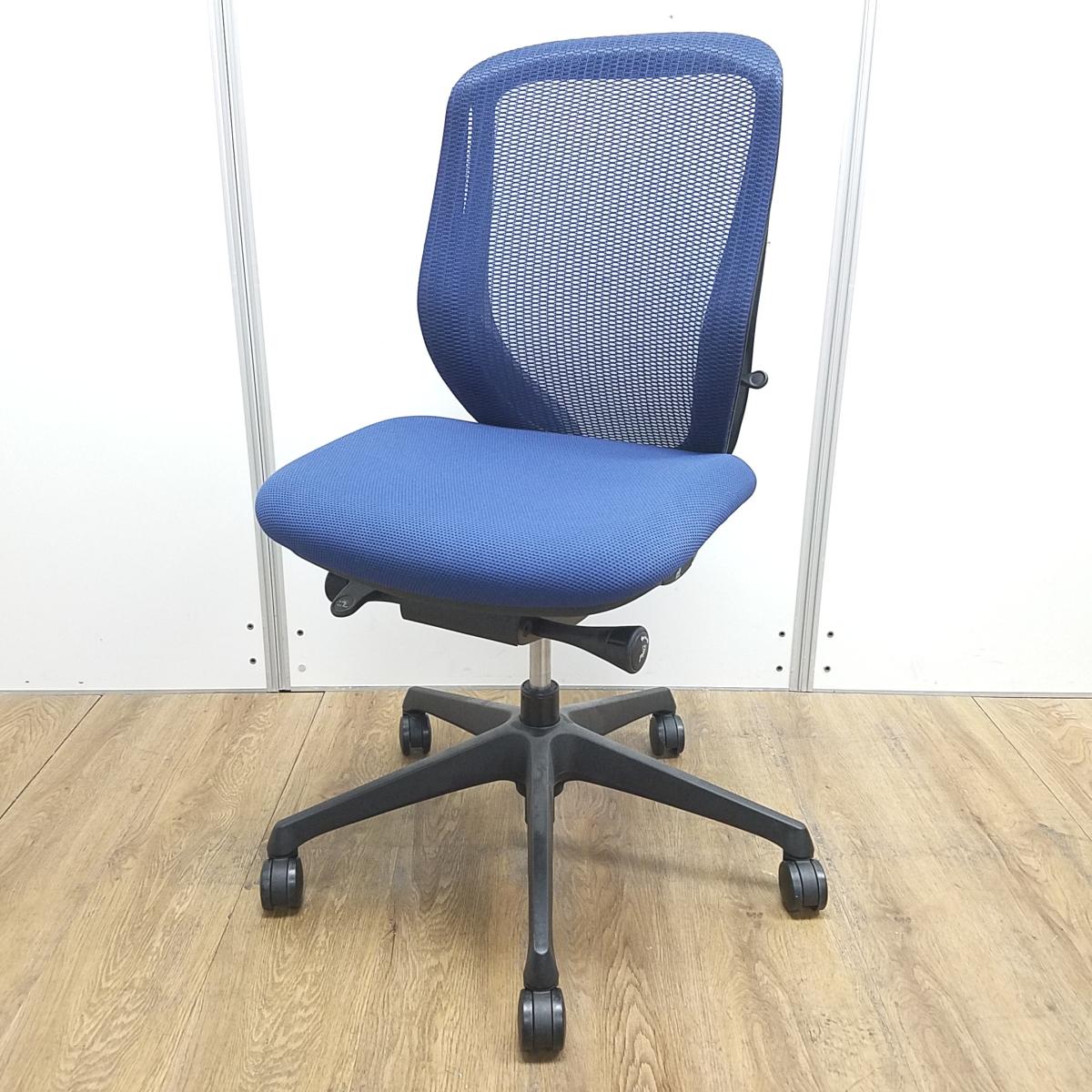 オカムラ製　シルフィー（Sylphy）　ミディアムブルー　ブラックフレーム　肘無し　ローバック　背面メッシュ　前傾機能チェアの代名詞！　大人気シルフィーチェア！　肘無しローバックチェア！！
                        シルフィーメッシュ
                                    中古
            