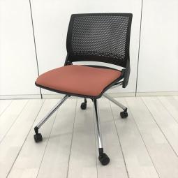 【在庫入替セール品！（本在庫限定価格）】【コンパクトに収納できる！通気性が高く、適度なしなりで快適な座り心地！！】■オカムラ(okamura)製　クリール(COURIR)チェア　ネスティングチェア　ミーティングチェア　■背面樹脂メッシュ　■キャスター付き　■ピンク　【弊社使用欄：A01047307】【HU】