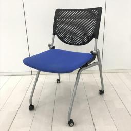 【在庫入替セール品！（本在庫限定価格）】【座を跳ね上げ省スペースで収納可能！セミナーや研修に最適！】■オカムラ(okamura)製　プロスタック(pro stack)シリーズ　ネスティングチェア　ミーティングチェア　■プレーンタイプ(背面樹脂メッシュ)　■座面：コバルトブルー×ブラックシェル【弊社使用欄：A90100682】【HU】