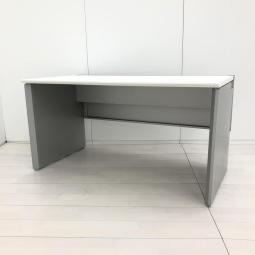 【パネル脚が珍しい！安心の国内メーカーのシンプルなオフィスデスク！】 ■オカムラ（okamura）製　プロユニット（Pro Unit）シリーズ　平机　引き出し無し　W1400×D725㎜　■パネル脚　■配線口　■ホワイト