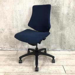 【在庫入替品】【姿勢の変化にフレキシブルに対応！座り心地も抜群な高機能チェア！】■イトーキ(ITOKI)製　エフ(f)チェア　肘無し　ローバック　クロスバックタイプ　■ネイビーブルー×ブラックシェル【T4】